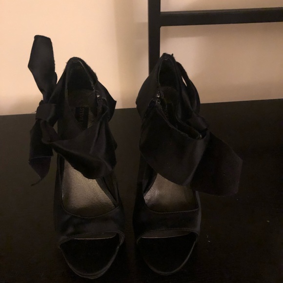 Black Satin platform heels. Size 6. - Picture 2 of 5